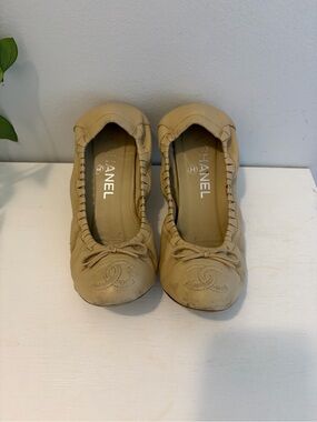 CHANEL Tan Leather Ballet Flats with CC Logo